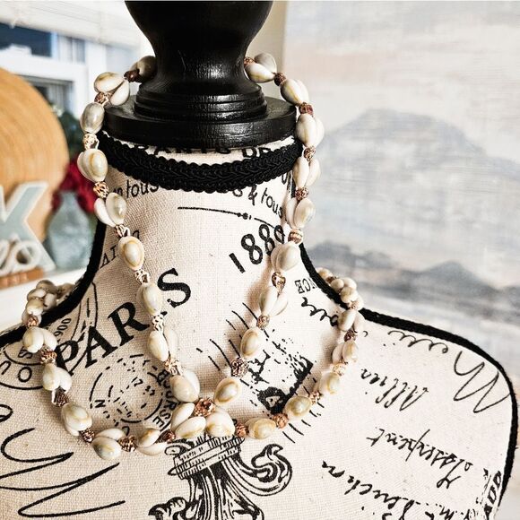 New Handmade Beaded Lei Natural Seashell Necklace. - Picture 5 of 13